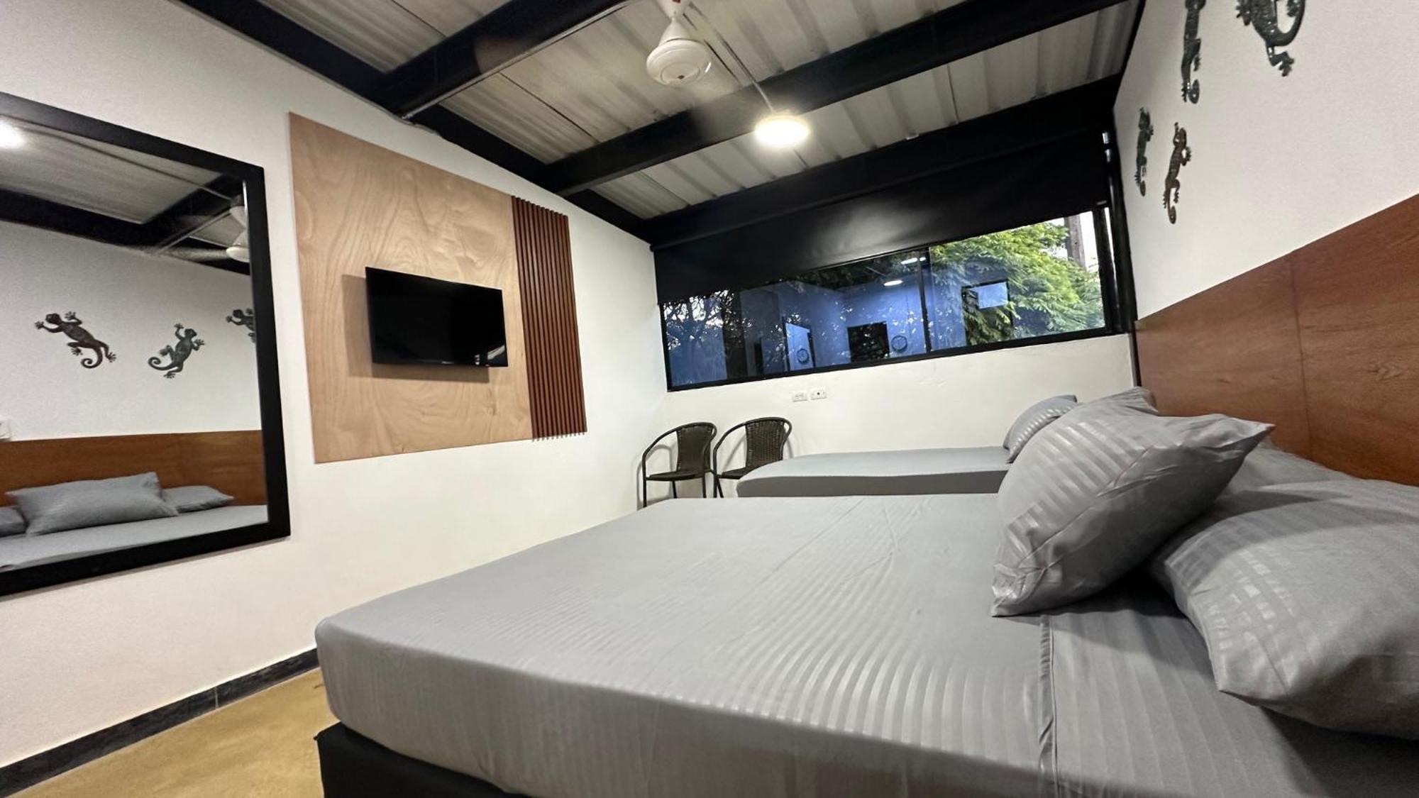 Malibu Loft Hotel 메딜린 외부 사진