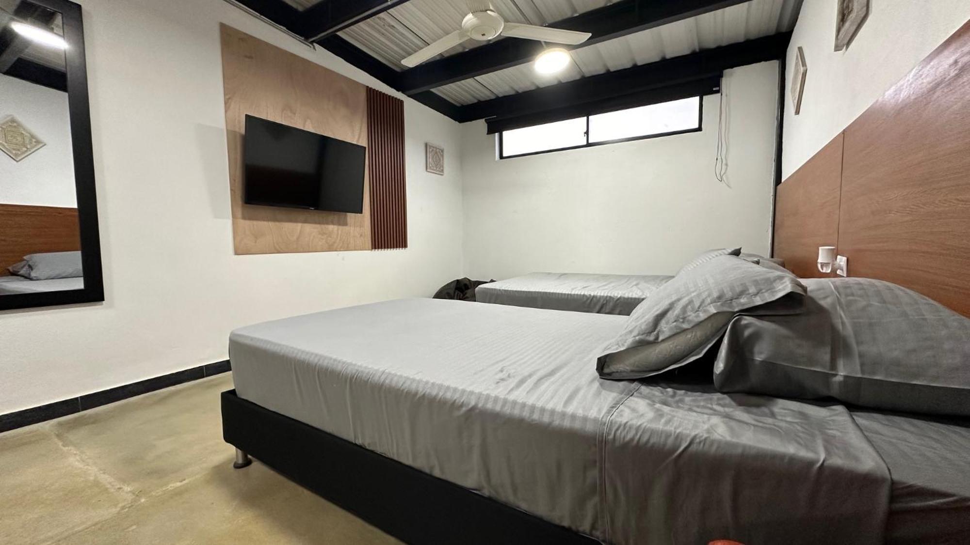 Malibu Loft Hotel 메딜린 외부 사진